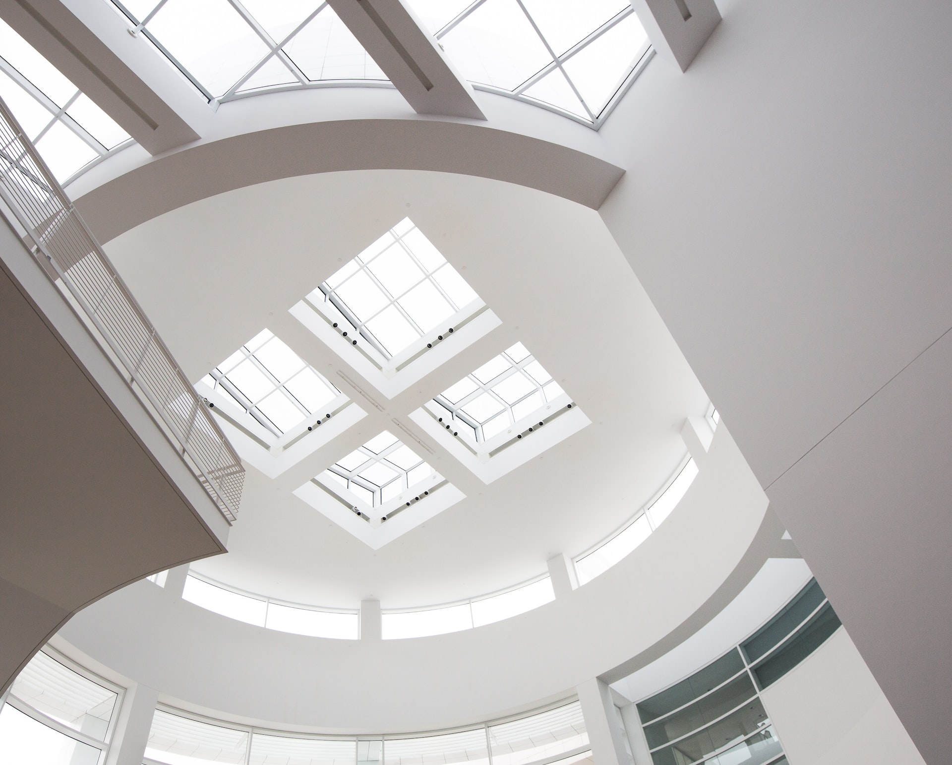 round ceiling designs with glass partitions